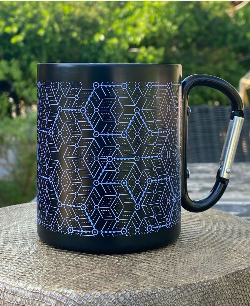 https://www.psytshirt.com/media/catalog/product/cache/1153a7ac76470a810a0604a5c7956577/g/e/geometric-cup-stainless-steel-travel-mug-4.jpg